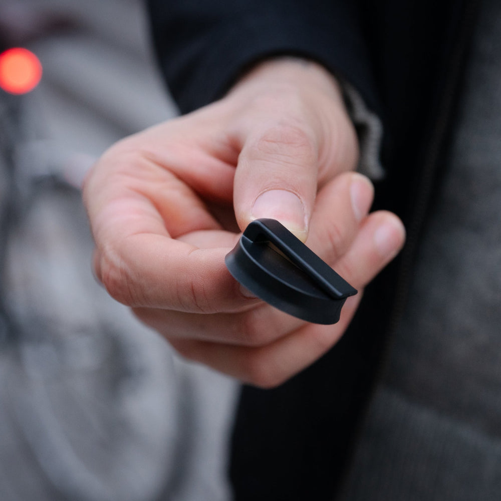 Vista ravvicinata del prodotto – Supporto magnetico a clip VIOO per casco Shapeheart