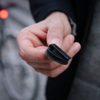 Vista ravvicinata del prodotto – Supporto magnetico a clip VIOO per casco Shapeheart
