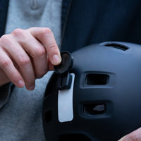 Inserimento del supporto a clip sul casco – Supporto magnetico a clip VIOO per casco Shapeheart