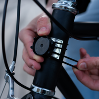 Fissaggio elastico delle luci Shapeheart sul forcellone della bicicletta, installazione rapida e sicura