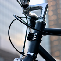 Base magnetica per luce anteriore, fissata sulla bici con elastici robusti
