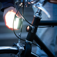 Installazione facile della luce magnetica anteriore Shapeheart, fissata alla forcella per un'illuminazione efficace durante i tuoi tragitti notturni