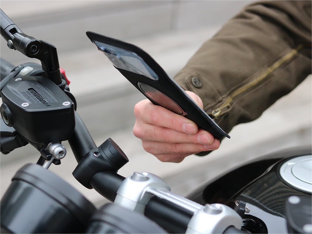 Supporto telefono moto PRO fissato su un manubrio, compatibile con manubri da 22 a 32 mm di diametro.