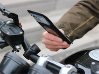 Supporto telefono moto PRO fissato su un manubrio, compatibile con manubri da 22 a 32 mm di diametro.