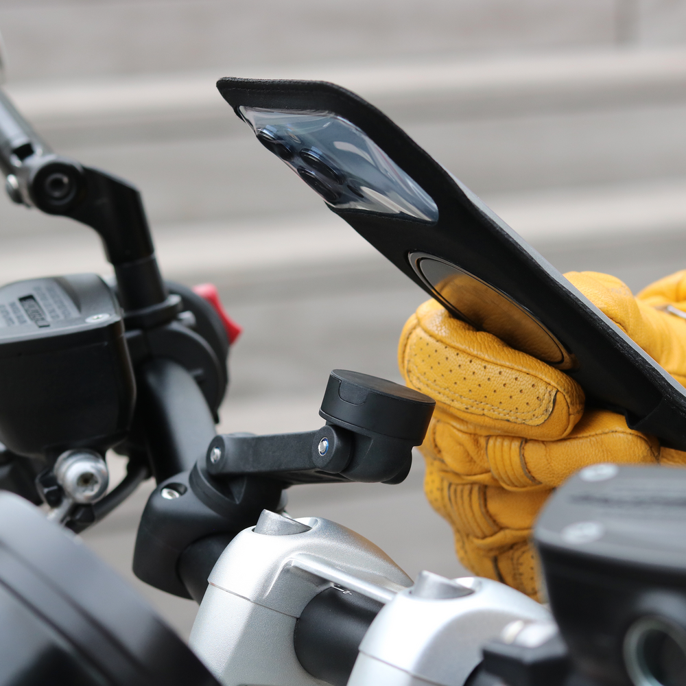 Il supporto Shapeheart PRO BOOST garantisce un fissaggio robusto e personalizzabile per il tuo telefono, ideale per i manubri delle moto.