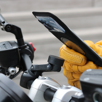 Il supporto Shapeheart PRO BOOST garantisce un fissaggio robusto e personalizzabile per il tuo telefono, ideale per i manubri delle moto.