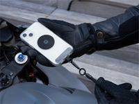 Pack completo Shapeheart Pro per manubrio moto - presentazione degli accessori. Panoramica del pack, che comprende il supporto Pro, l'antivibrazioni, la placca in metallo e il leash di sicurezza.