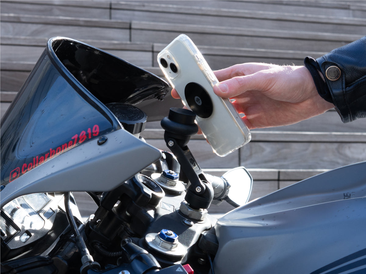 Supporto magnetico Shapeheart per semi-manubrio moto - montaggio facile. Primo piano sul supporto magnetico Shapeheart che evidenzia la semplicità della sua installazione su un semi-manubrio di moto.