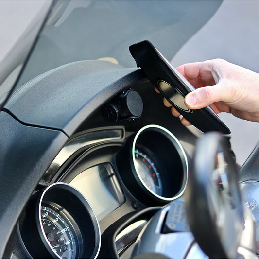 Panoramica del supporto installato su un maxi-scooter con telefono in navigazione GPS.