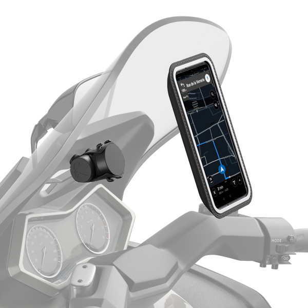 Panoramica del supporto installato su un maxi-scooter con telefono in navigazione GPS.