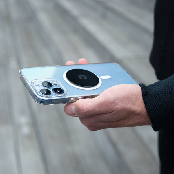 Smartphone con piastra metallica Shapeheart in mano, ideale per un fissaggio sicuro del telefono su supporto Shapeheart