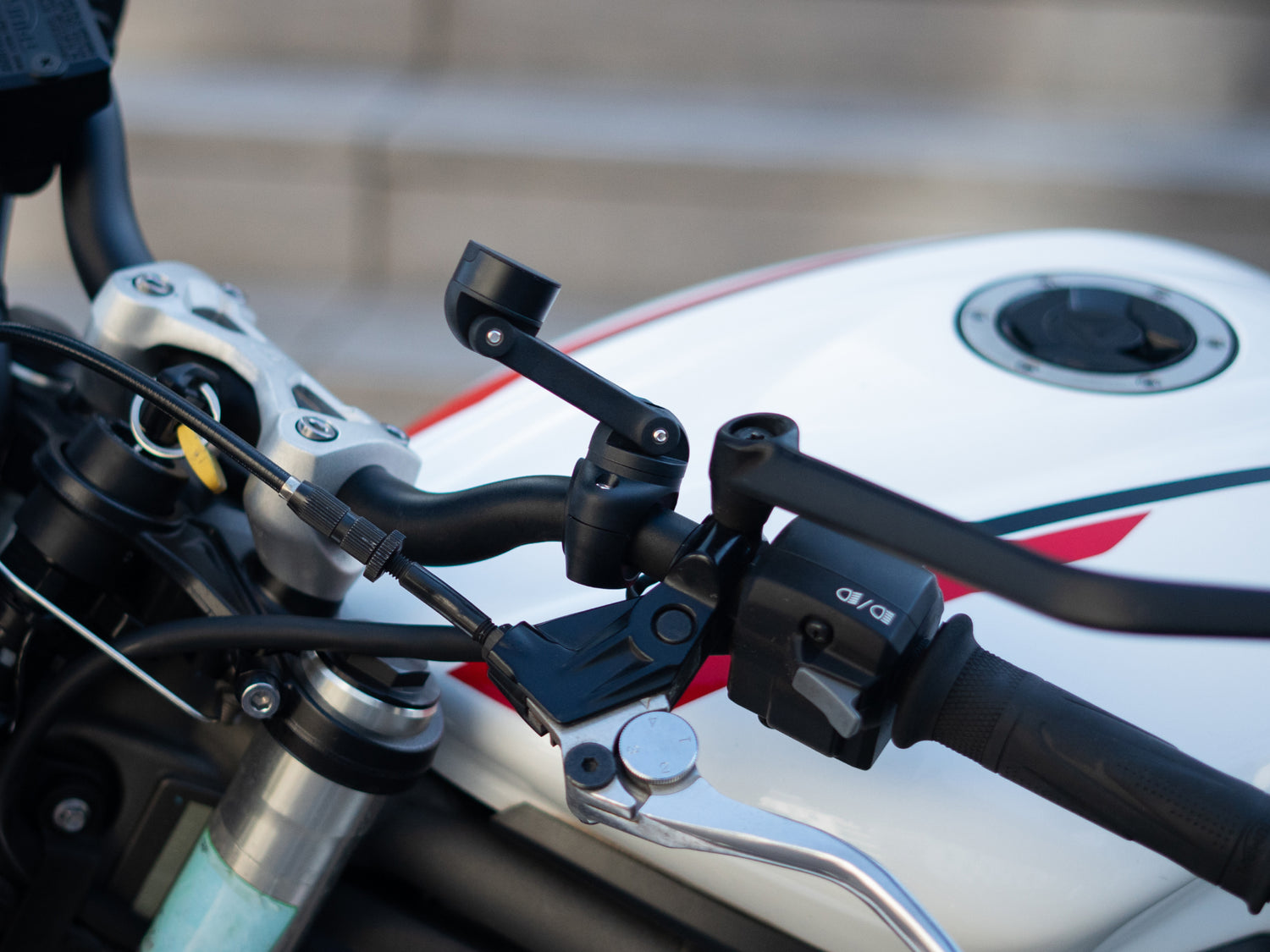 Supporto PRO BOOST regolabile a 360° con montaggio sicuro e facile sul manubrio della moto.