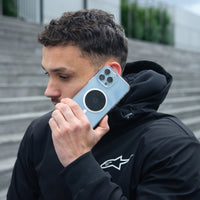 Smartphone con placca metallica Shapeheart tenuto all'orecchio durante una chiamata