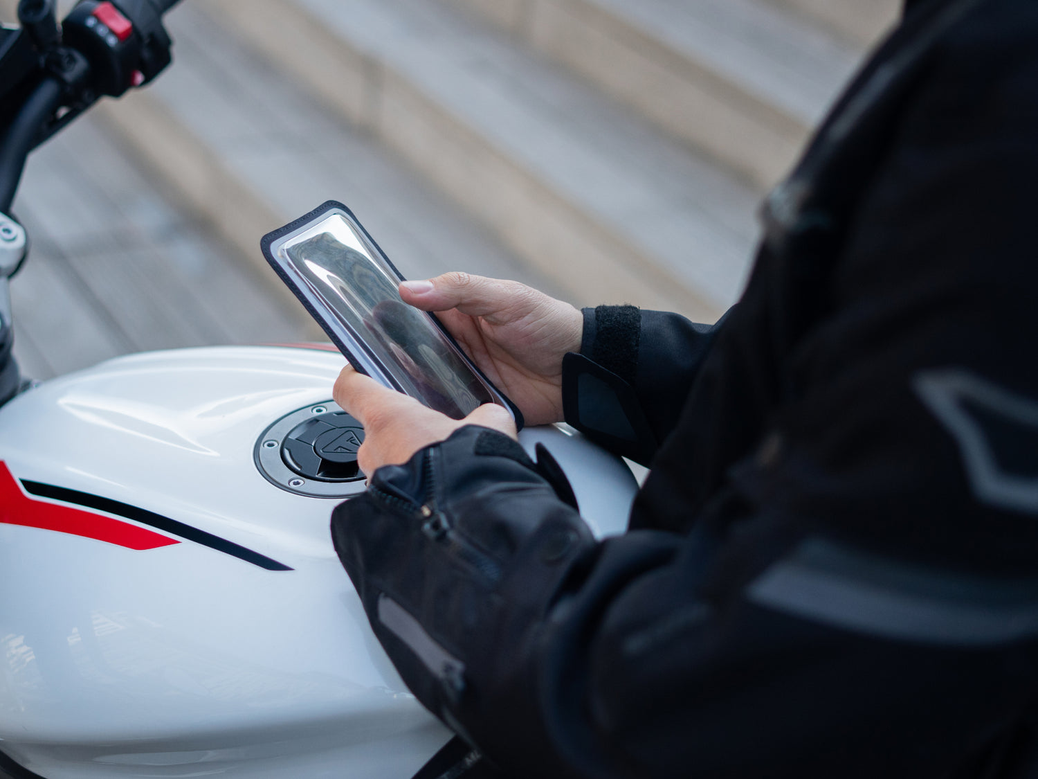 Custodia con finestra per la fotocamera e perfettamente tattile per una navigazione facile sullo smartphone.