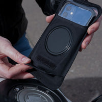 Custodia magnetica PRO con chiusura velcro sicura, protezione dagli agenti atmosferici e compatibile con touchscreen e fotocamera posteriore.