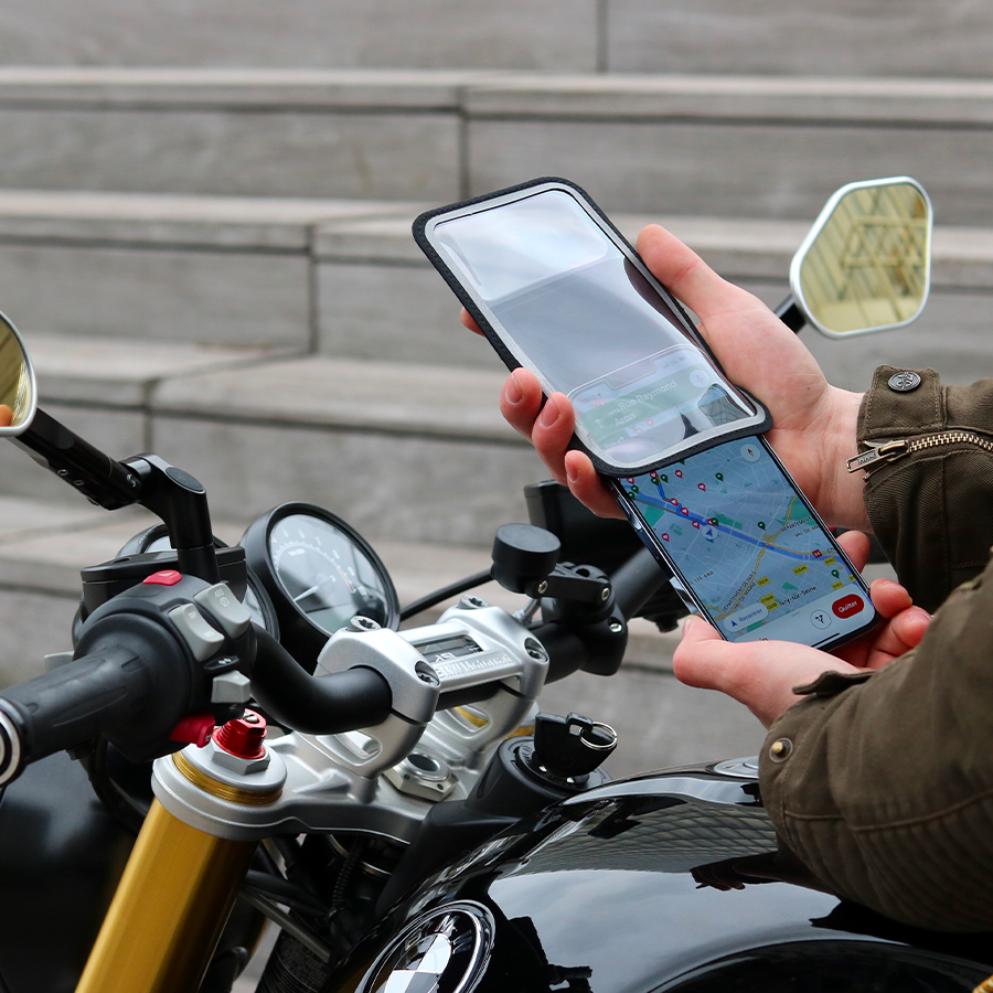 Inserisci il tuo smartphone in una delle nostre pochette magnetiche universali compatibili con la grande maggioranza dei telefoni sul mercato