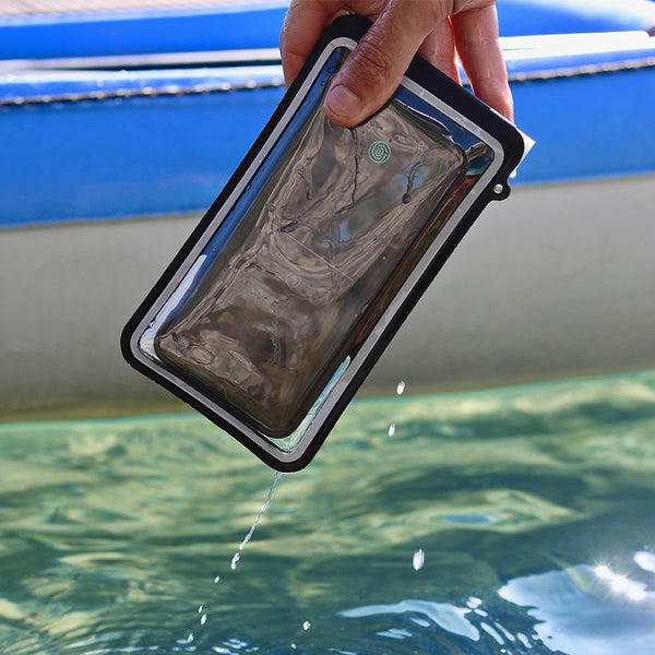 Completamente impermeabile, il nostro telefono è protetto fino a 2 m sott'acqua. Testato per garantire una tenuta stagna totale.