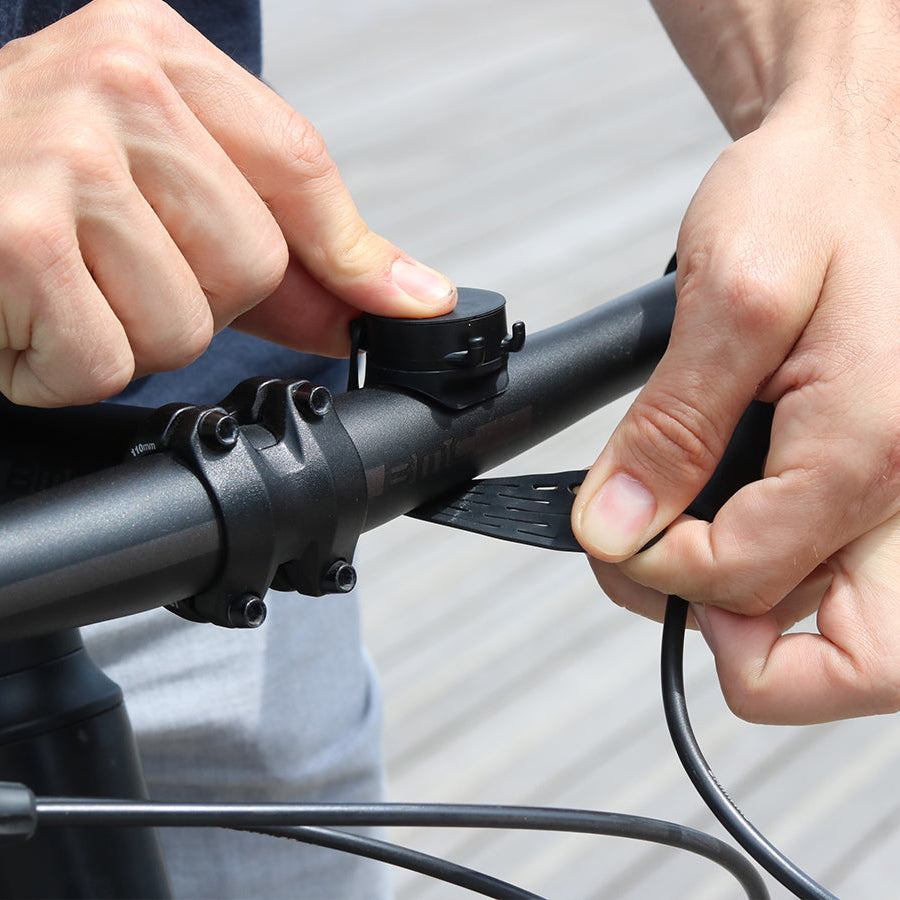 Cinghia elastica Shapeheart per bici - vista dettagliata. Illustrazione che mostra l'utilizzo delle cinghie su un manubrio di bici per una stabilità ottimale.