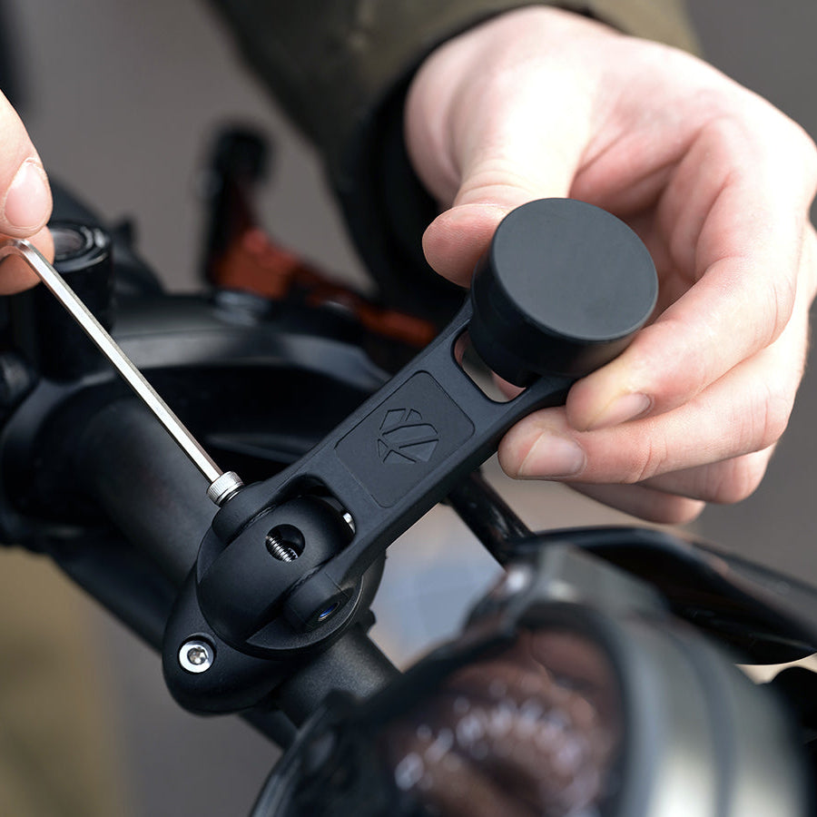 Installazione facile del Booster 360 su una moto con chiave Allen, sistema di fissaggio sicuro e orientabile a 360°