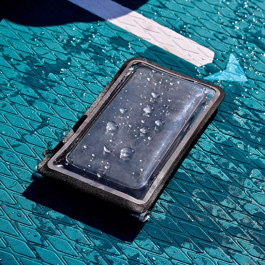 Custodia impermeabile Shapeheart posata su una tavola, ideale per le attività nautiche come il paddle.