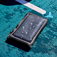 Custodia impermeabile Shapeheart posata su una tavola, ideale per le attività nautiche come il paddle.