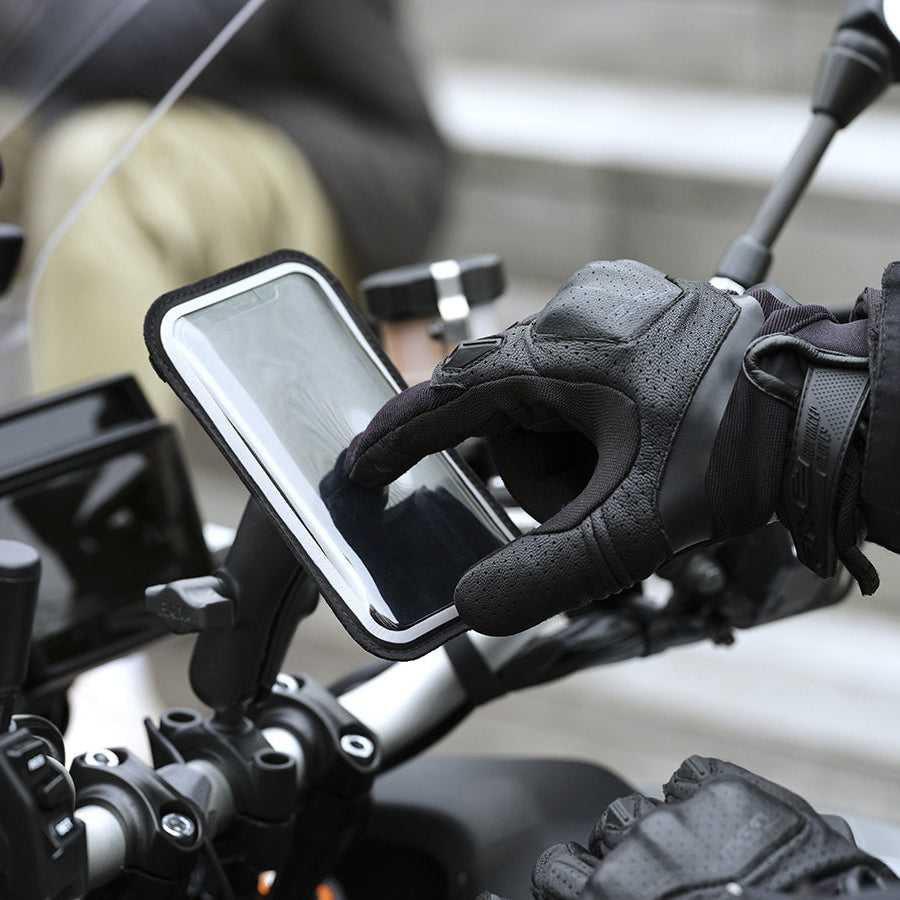 La custodia del supporto per adattatore sferico universale Shapeheart protegge il vostro telefono dalle intemperie senza alterare il touch del vostro schermo.