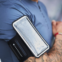Weatherproof, la nostra custodia protegge il tuo telefono dalle intemperie, senza alterare il touchscreen.