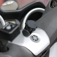 Installa un supporto per telefono sugli scooter di grandi dimensioni forando il cruscotto con il nostro supporto dedicato.