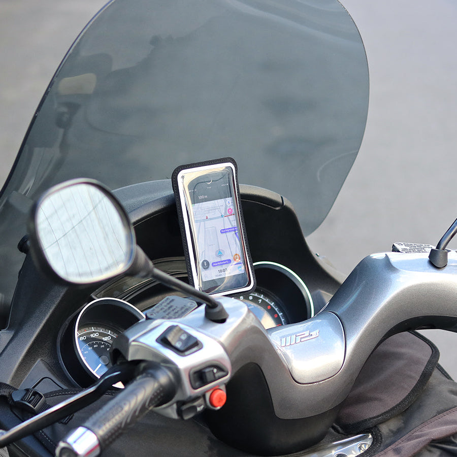 Fissa il tuo telefono al cruscotto con questo supporto per scooter. Custodia anti-pioggia, schermo touch preservato