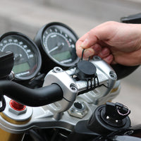 Il supporto per telefono da manubrio moto Shapeheart si fissa con elastici sui ponti moto da 30 a 50mm di diametro