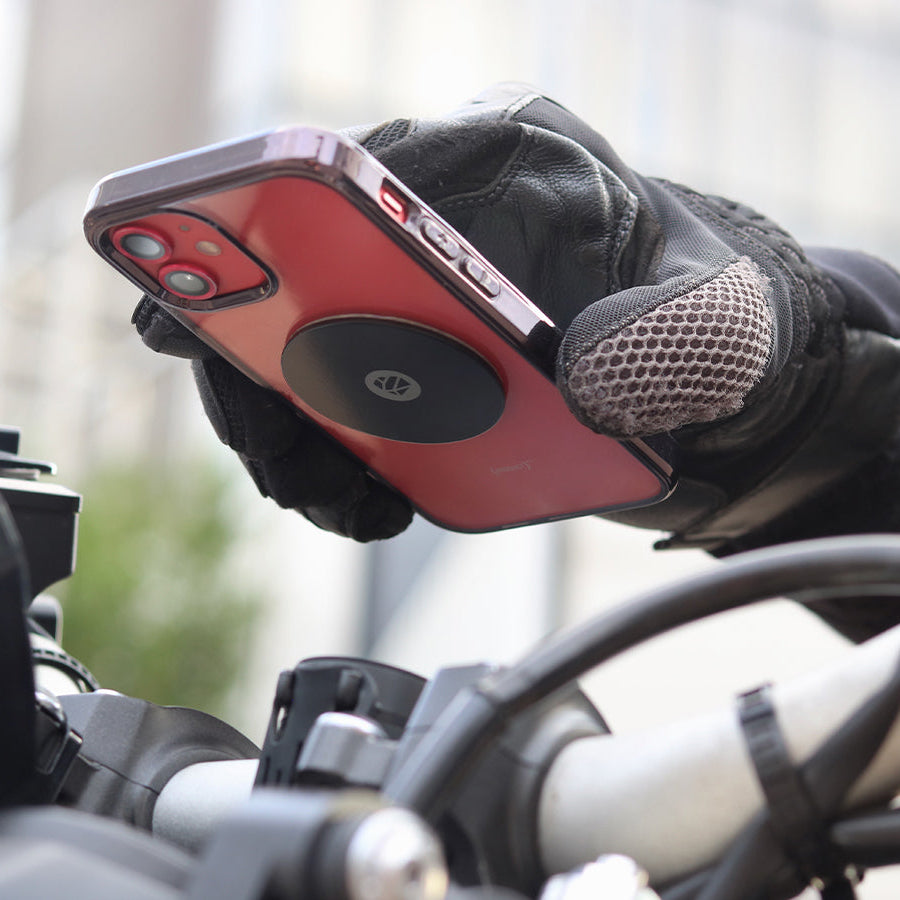 Fissaggio a clip Shapeheart per moto - vista ravvicinata. Illustrazione del meccanismo a clip, che garantisce un'installazione stabile e rapida su diversi modelli di moto.