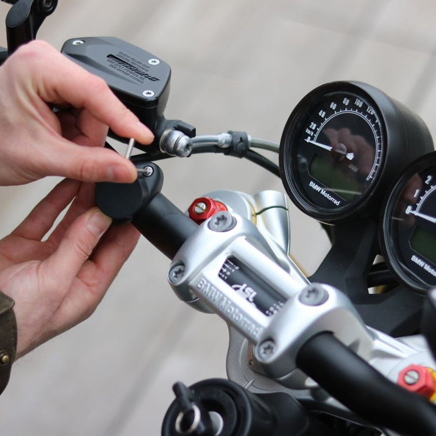 Il nostro supporto moto pro si avvita su tutti i manubri di moto da 22,2 mm, 25,4 mm, 28,6 mm e 31,8 mm
