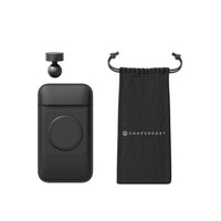 Semplice ed efficace, trovate la pochette (nella taglia di vostra scelta), il supporto magnetico sferico universale e la borsa da trasporto.