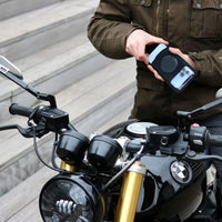 La nostra custodia con finestra per la fotocamera esiste in tre taglie ed è compatibile con la quasi totalità dei telefoni sul mercato