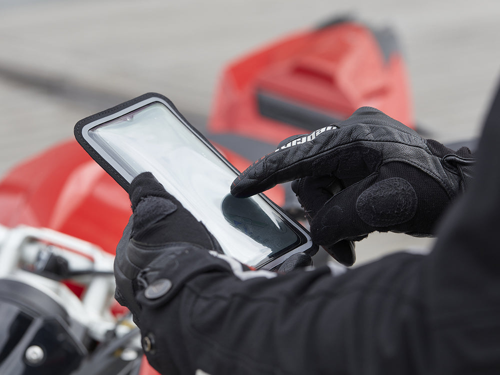 La custodia Shapeheart protegge il tuo telefono dalle vibrazioni e dalla pioggia garantendo al contempo il funzionamento del touchscreen nei giorni di pioggia. È perfettamente touch.