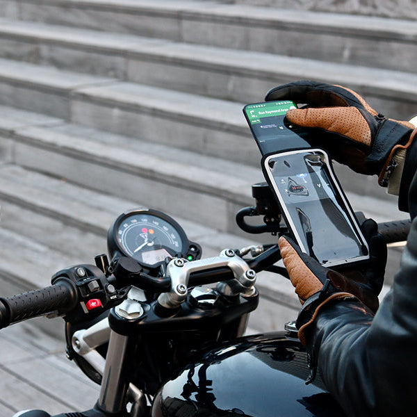 Custodie Shapeheart impermeabili disponibili in 3 taglie, compatibili con la maggior parte degli smartphone sul mercato.