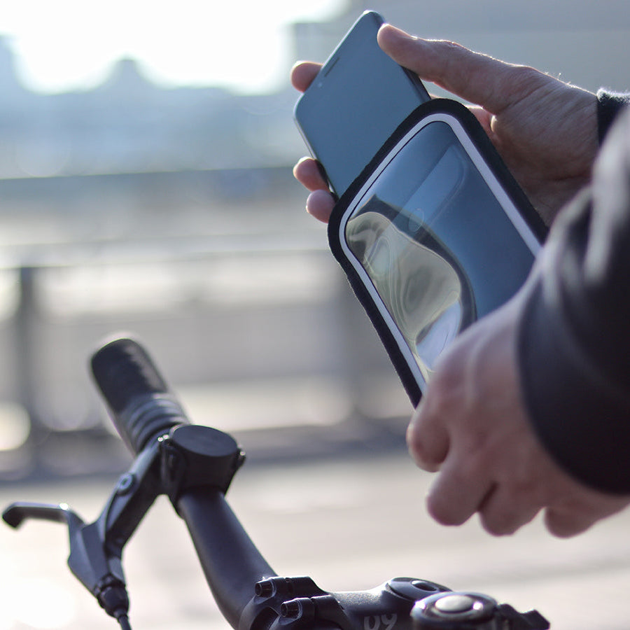 Inserimento facile dello smartphone nella custodia classica Shapeheart grazie al suo design intuitivo, chiusura in velcro e fessura per le cuffie