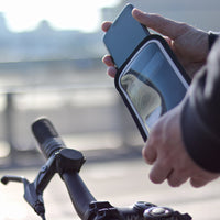 Inserimento facile dello smartphone nella custodia classica Shapeheart grazie al suo design intuitivo, chiusura in velcro e fessura per le cuffie