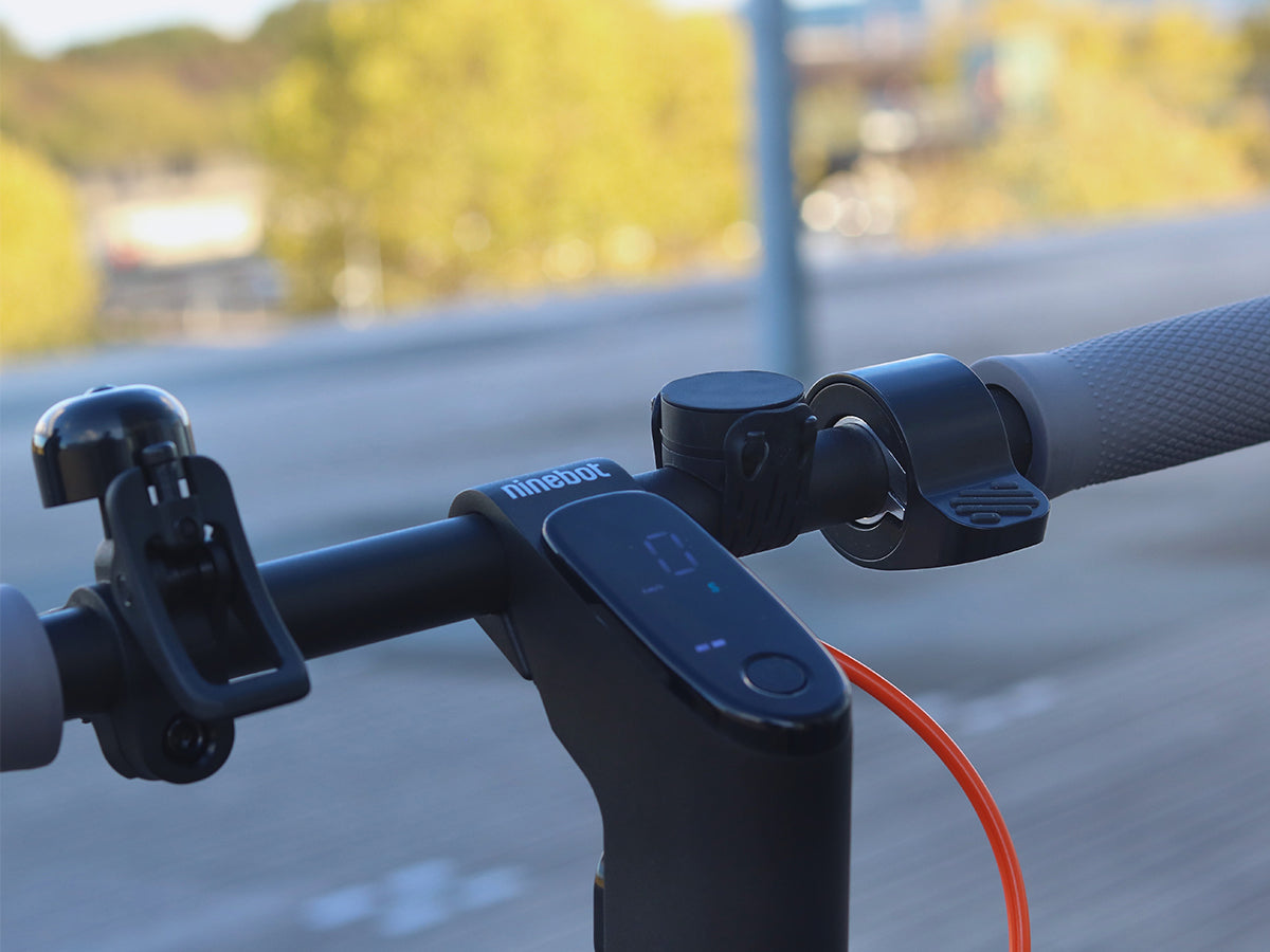 Installazione del supporto Shapeheart su un monopattino - vista in situazione. Immagine che mostra il supporto installato sul manubrio di un monopattino, ideale per seguire la navigazione GPS o ascoltare musica.