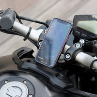 Piastra metallica Shapeheart montata su moto - vista in situazione. Immagine che mostra la piastra metallica installata, che consente un fissaggio magnetico affidabile del telefono.