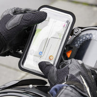La pochette magnetica con apertura per la fotocamera fornita con il supporto per manubrio bici Shapeheart è completamente touch e impermeabile